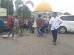ratusan-orang-warga-sungai-rengas.jpg