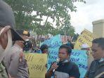 ratusan-warga-mandiangin-sarolangun-melakukan-aksi-di-depan-kantor-bupati-sarolangun.jpg