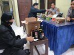 razia-kafe-di-sungai-penuh-polisi-amankan-miras-hingga-tisu-magic.jpg