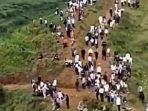 ribuan-warga-desa-xiushui-berbondong-bondong-ke-bukit-saat-mendengar-suara-aneh.jpg
