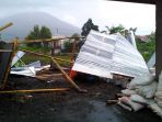 rumah-rusak-akibat-puting-beliung_20180924_172001.jpg