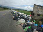 sampah-di-jalan-nasional-perbatasan.jpg