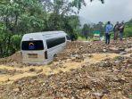 satu-mobil-travel-tertimbun-tanah-longsor-di-jalan-kerinci-bangko.jpg