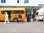 sebanyak-tujuh-pasien-covid-19-dijemput-bus-sekolah-untuk-dibawa-ke-rsd-wisma-atlet.jpg