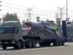 sebuah-truk-militer-iran-mengangk_20180607_200658.jpg
