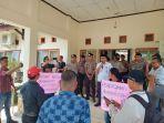 sejumlah-massa-geruduk-kantor-dinas-pupr-muarojambi.jpg