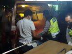sejumlah-petugas-saat-mengevakuasi-kedua-korban.jpg