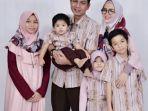 sekda-muarojambi-m-fadhil-arief-bersama-keluarga.jpg