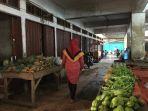 seorang-pembeli-sedang-melintas-di-kios-dalam-pasar-tanggo-rajo-yang-tidak-di-tempati-oleh-pedagang.jpg