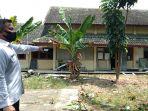seorang-pria-saat-menunjuk-lokasi-ruang-tahanan-bnnp-jambi-yang-dibobol-oleh-tujuh-tahanan.jpg