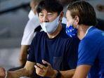 shin-tae-yong-saat-berbincang-dengan-striker-persib-bandung-marc-klok.jpg