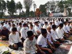 sholat-istisqo-di-lapangan-kantor-wali-kota-jambi.jpg