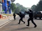 simulasi-pasukan-gultor-tni-saat-laksanakan-operasi-pembebasan-sandera_20180802_180839.jpg