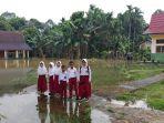siswa-sekolah-di-Batanghari-kebanjiran.jpg