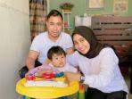 smart-mom-revina-larassari-bersama-putri-dan-suaminya.jpg