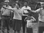 soeharto-saat-melakukan-latihan-menembak-dengan-sang-istri_20181019_213155.jpg