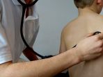 stetoskop-dokter-anak-sakit-punggung_20170808_105312.jpg