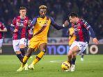 striker-as-roma-tammy-abraham-berduel-dengan-para-pemain-genoa.jpg