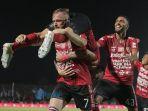 striker-bali-united-melvin-platje-merayakan-golnya.jpg