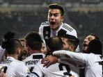 striker-juventus-paolo-dybala-merayakan-gol-bersama-rekan-setimnya.jpg