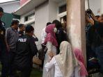 suasana-rekonstruksi-kasus-penganiayaan-bidan-winda-oleh-dokter-yusrizal.jpg