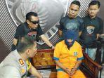 sugeng-slamet-yang-berbaju-orange-ditangkap-polisi.jpg