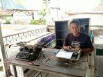 syahrial-bahari-54-bersama-dengan-mesin-tik-yang-ada-di-tokonya-kamis-1092020.jpg