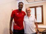 tammy-abraham-bersama-pelatih-as-roma-jose-mourinho.jpg