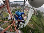 teknisi-xl-axiata-saat-melakukan-pekerjaannya.jpg