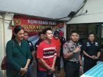 terlihat-di-dalamnya-paula-verhoeven-baim-wong-dan-kapolsek-metro-kebayoran-lama.jpg