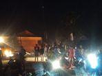 tiang-lampu-pln-di-jalan-keluarkan-percikan-api-warga-manunggal-dua-kuala-tungkal-berhamburan.jpg
