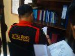 tim-penyidik-kejari-sarolangun-ke-kantor-bupati-sarolangun.jpg
