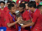 timnas-indonesia-u-22-cium-piala.jpg