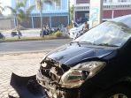 toyota-yaris-tabrak-siswa-dan-rumah-warga-di-legok-2.jpg