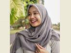 tren-hijab-2021-motif-polos-dan-warna-soft.jpg