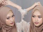 tutorial-hijab-pashmina-menutup-dada-ala-sari-endah-pratiwi.jpg