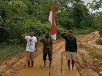 upacara-bendera-di-jalan-berlumpur.jpg
