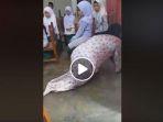 viral-video-bu-guru-disuruh-merangkak-oleh-wali-murid-tak-terima-anaknya-dihukum-ini-kronologinya.jpg