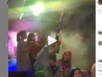 viral-video-emak-emak-joget-di-atas-panggung-sambil-acungkan-senjata-laras-panjang.jpg