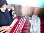 wanita-68-tahun-di-betara-tanjab-barat-jambi-masih-lihai-menyusun-benang-tuk-jadi-kain-songket.jpg