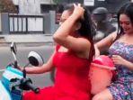 wanita-muda-mandi-di-jalan-raya.jpg