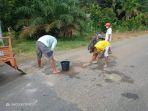 warga-desa-giri-winangu-kecamatan-rimbo-bujang-kabupaten-tebo-berinisiatif-perbaiki-jalan-rusak.jpg