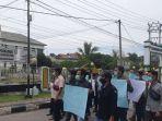 warga-desa-koto-renah-kecamatan-jangkat-kabupaten-merangin-unjuk-rasa-di-depan-kejari-merangin.jpg