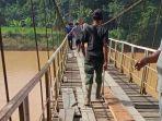 warga-desa-sungai-abang-sarolangun-melakukan-perbaikan-jembatan-gantung.jpg