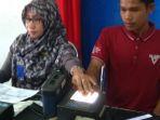 warga-melakukan-rekam-ktp-elektronik-di-bungo.jpg