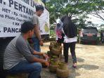 warga-mengantre-gas-3-kg.jpg