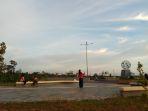 warga-menikmati-sport-center-yang-d.jpg