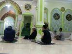 warga-pasar-atas-sarolangun-saat-nuzulul-quran-di-masjid.jpg