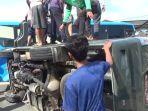 warga-sekitar-saat-mengevakuasi-pegawai-lapas-di-dalam-mobil-tahanan.jpg