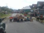 warga-seleman-blokir-jalan_20180820_161749.jpg